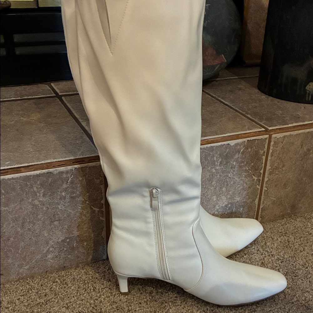 Chic White Kitten-Heeled Boots - Picture 3 of 7